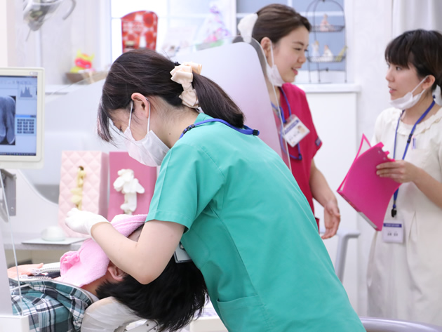 3名の女性技工士1